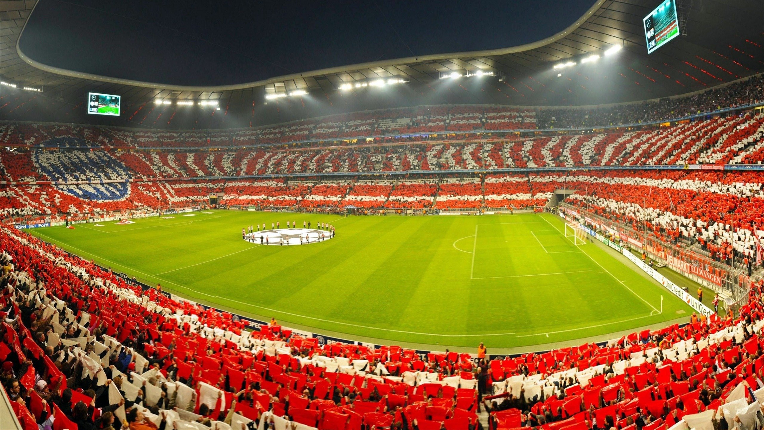 C罗训练结束后与球迷亲切互动,c罗刻苦训练